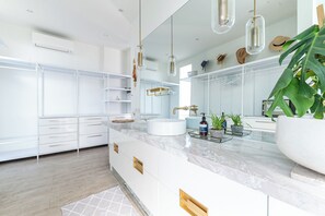 Hair dryer, slippers, towels, soap - Villa Luja by GORO (Canggu)