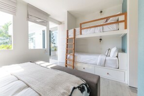 Villa, vue sur le jardin, au bord de la piscine | Vue de la chambre