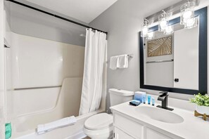 Douche, séchoir à cheveux, serviettes fournies