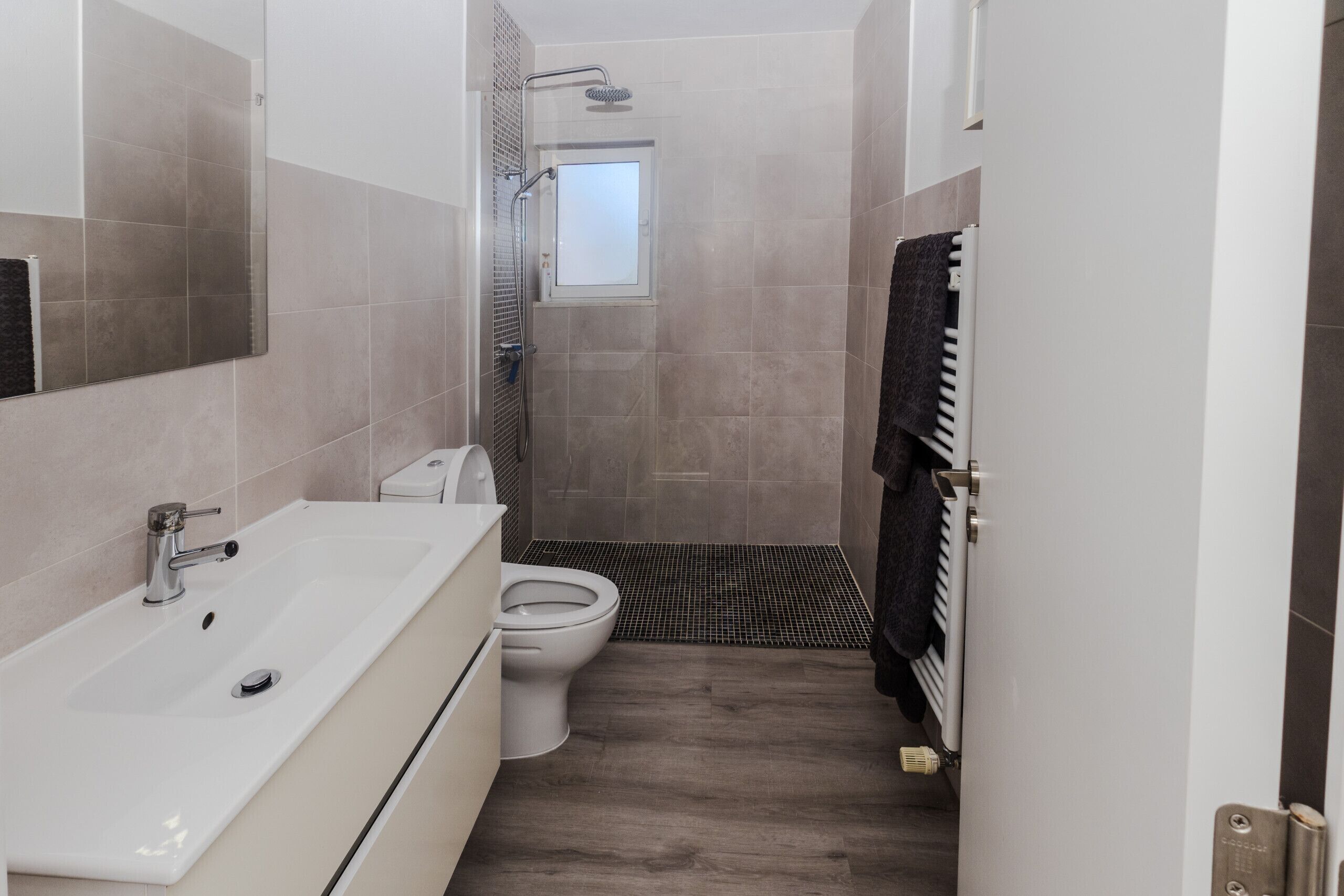 Un baño moderno con bañera, inodoro y ducha.