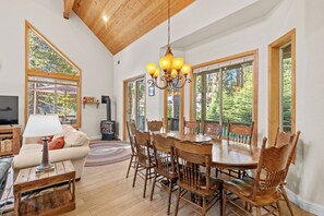 TV, fireplace, DVD player - Leisure Landing – Unwind in the Pines (Shaver Lake)