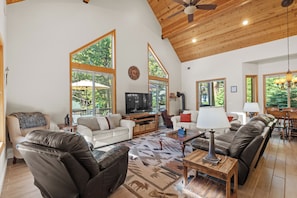 TV, fireplace, DVD player - Leisure Landing – Unwind in the Pines (Shaver Lake)