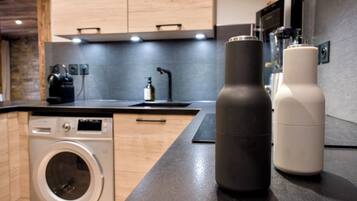 Réfrigérateur, micro-ondes, four, plaque de cuisson