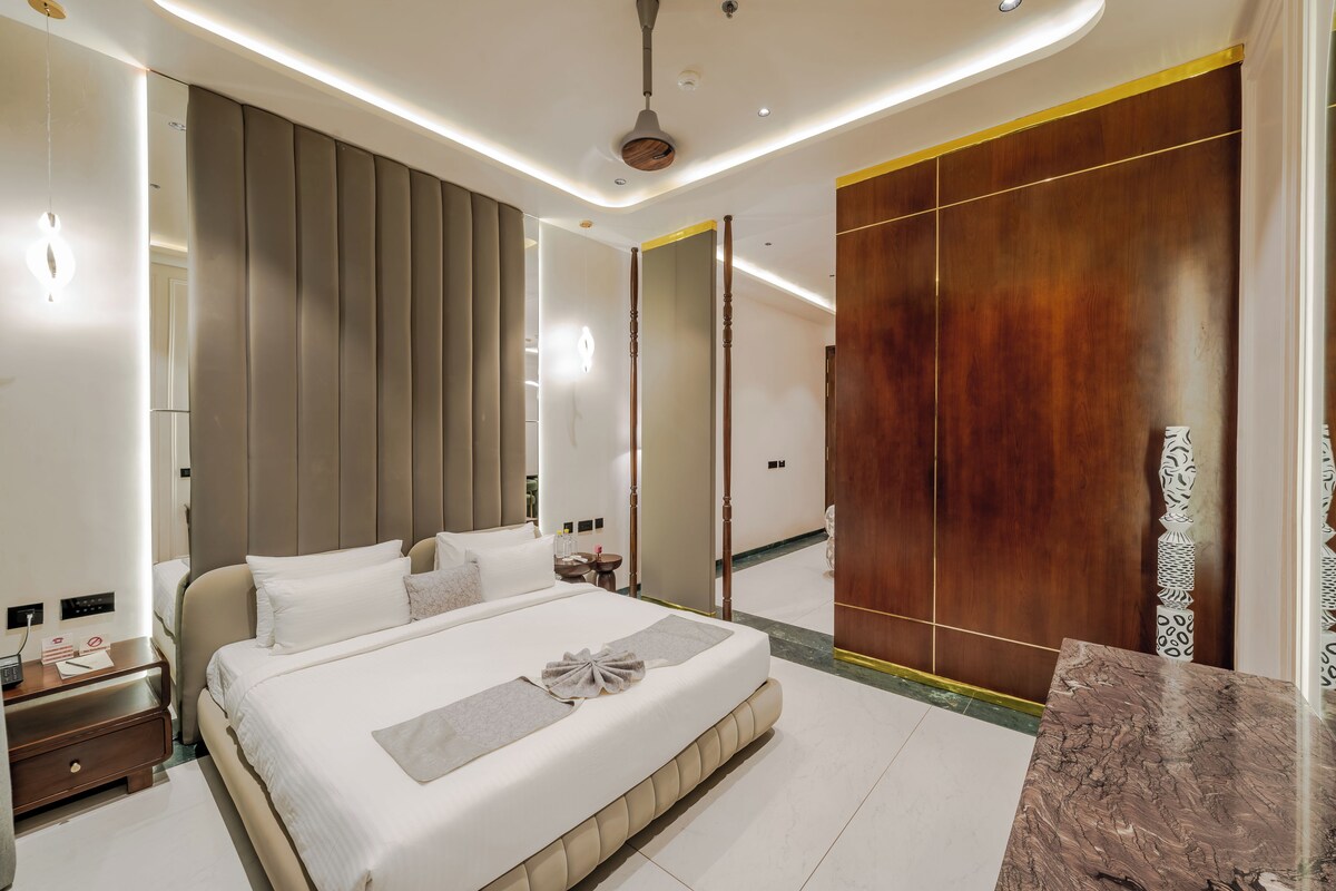 Premium bedding, minibar, in-room safe, desk