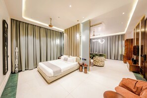 Premium bedding, minibar, in-room safe, desk - Omaya Suites (Raipur)