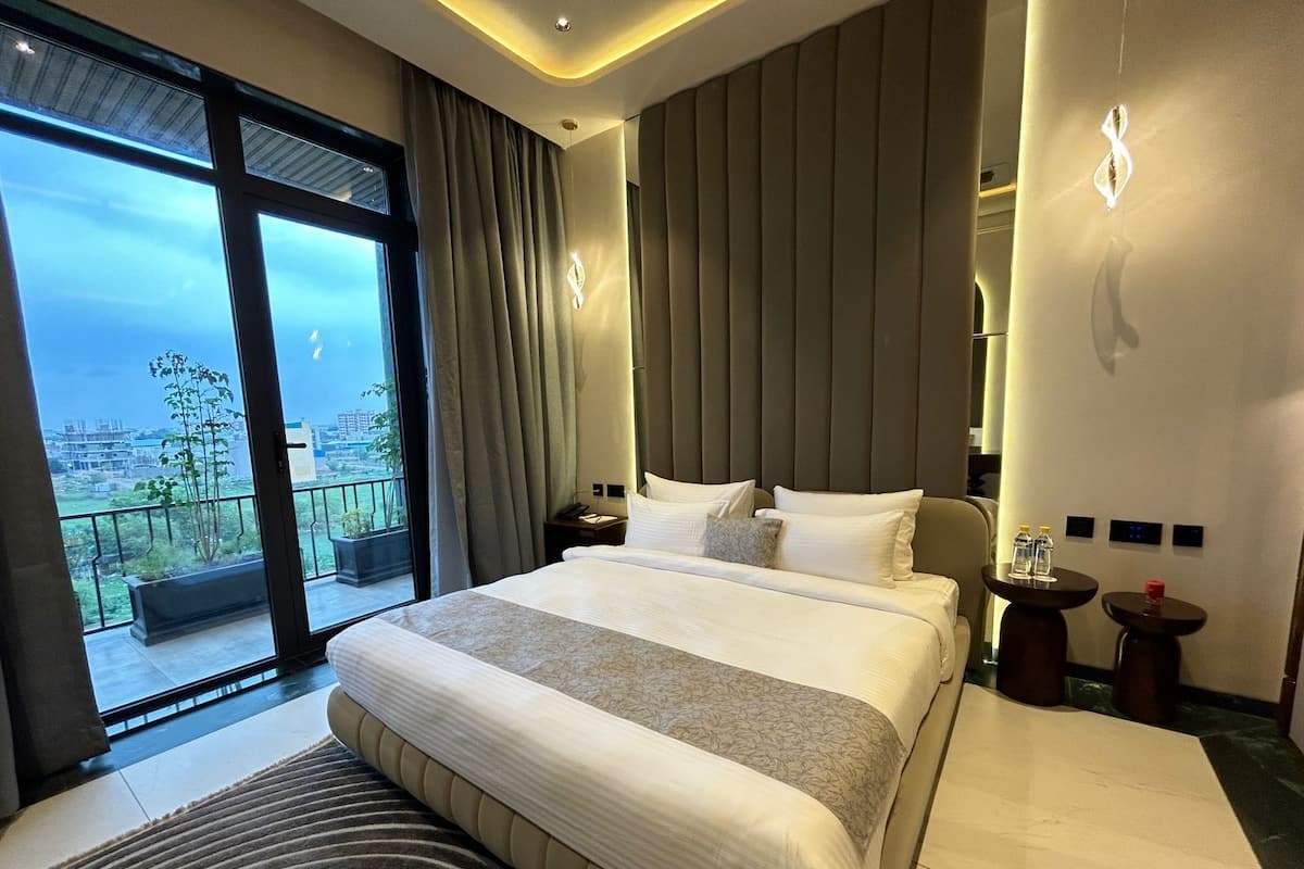 Quarto casal executivo, 1 cama King, sacada, vista para a cidade | Roupas de cama premium, frigobar, cofres nos quartos, escrivaninha