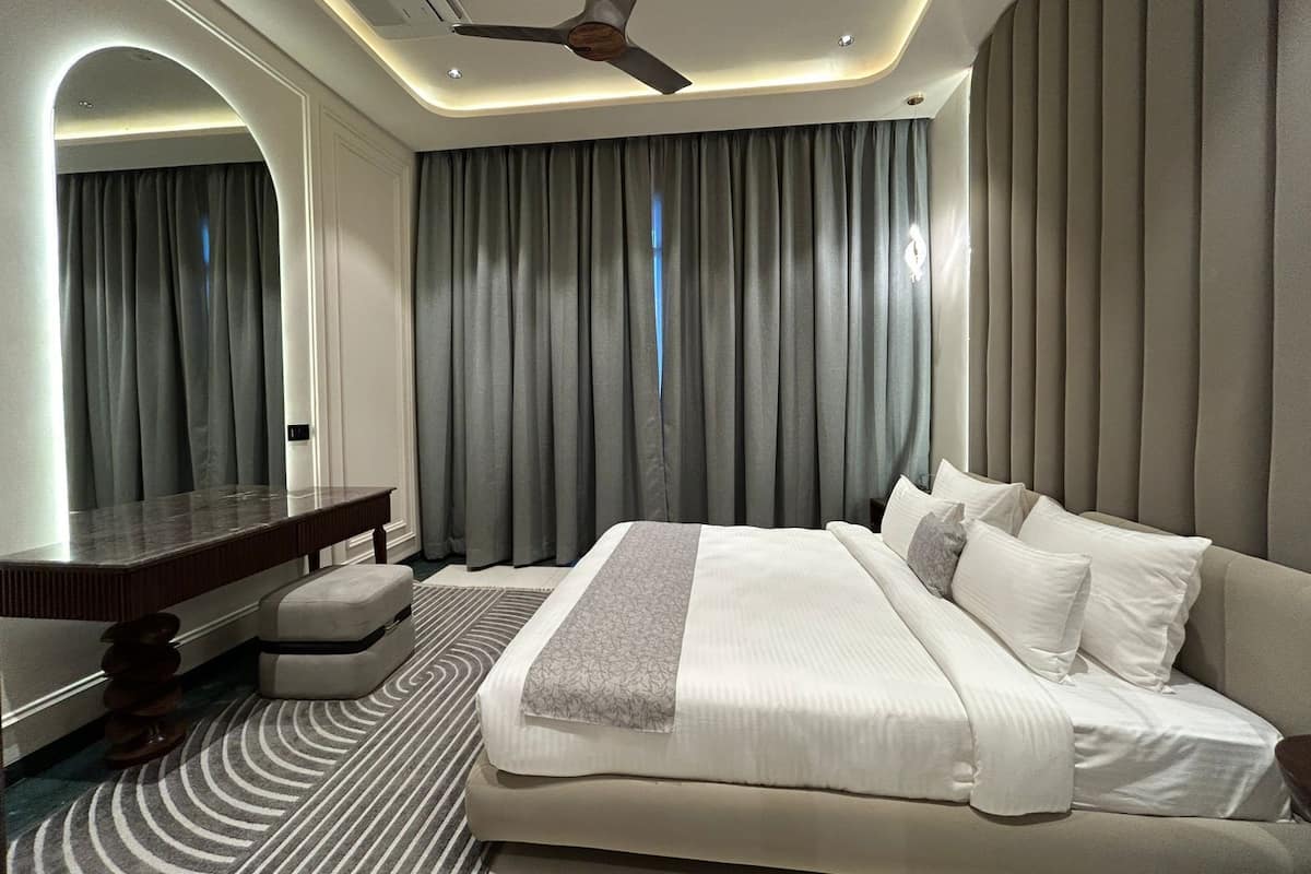 Habitación individual ejecutiva, 1 cama King size, balcón, vista a la ciudad | Ropa de cama de alta calidad y minibar 