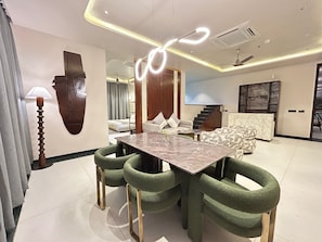 Studio Suite Cao cấp, ban công, quang cảnh thành phố | Khu phòng khách | TV LED 42-inch có truyền hình cáp, các kênh phim phải trả tiền