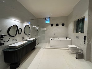 Deluxe-Studio, Balkon, Stadtblick | Badezimmer