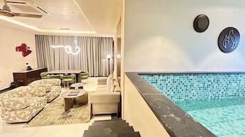 Luxe studio suite, balkon, uitzicht op stad | Luxe beddengoed, een minibar, een kluis op de kamer, een bureau