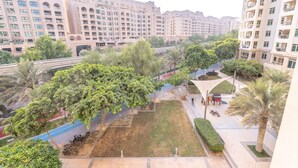 Un quartier résidentiel composé d’immeubles à plusieurs étages, d’une cour aménagée et d’une promenade piétonne.