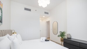 House - Stylish 1-bedroom Retreat With Pool in Vibrant Jumeirah Golf Estates (Dubai)