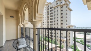 House - Stylish 1-bedroom Retreat With Pool in Vibrant Jumeirah Golf Estates (Dubai)