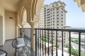 1 bedroom, Internet - Stylish 1-bedroom Retreat With Pool in Vibrant Jumeirah Golf Estates (Dubai)