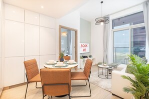 House | 1 bedroom, Internet - Glamorous 1BR Apartment - Steps From the Beach (Dubai)