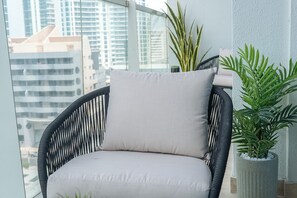 House - Glamorous 1BR Apartment - Steps From the Beach (Dubai)