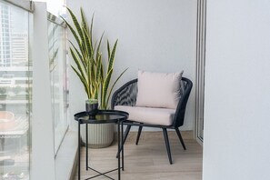 House | 1 bedroom, Internet - Glamorous 1BR Apartment - Steps From the Beach (Dubai)