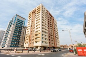 Room - Cozy Studio Apartment at Frankfurt Tower in Sports City (Dubai)