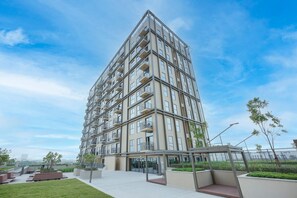 Apartment - Soothing Studio Apartment in Collective Tower at Dubai Hills (Dubai)