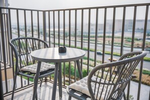 Apartment - Soothing Studio Apartment in Collective Tower at Dubai Hills (Dubai)