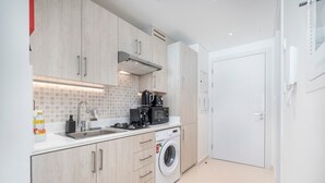 Unclassified image, 2 of 42, button - Cozy Studio With Easy Access to the Beach in Palm Jumeirah (Dubai)