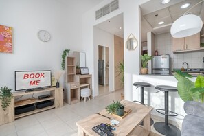 House - Trendy Studio With Fitted Kitchen in Discovery Gardens (Dubai)