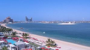 A coastal resort with a pool area, beach, and ocean views. - Relaxing 3BR in Palm Jumeirah With Beach Views (Dubai)