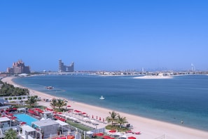 A coastal resort with a pool area, beach, and ocean views. - Relaxing 3BR in Palm Jumeirah With Beach Views (Dubai)
