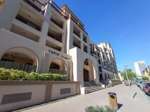 Apartment | 2 bedrooms - Warm 2-bedrooms With Modern Kitchen Interior in The Greens (Dubai)