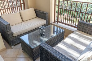 Apartment | 2 bedrooms - Warm 2-bedrooms With Modern Kitchen Interior in The Greens (Dubai)