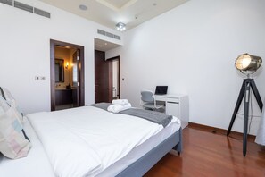Room - Serene 3-bedroom With Waterfront Marina Views in Palm Jumeirah (Dubai)