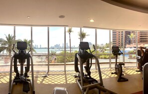 3 bedrooms - Serene 3-bedroom With Waterfront Marina Views in Palm Jumeirah (Dubai)