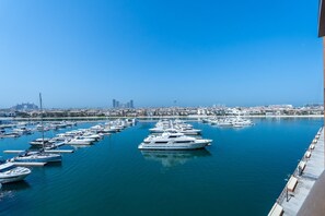 3 bedrooms - Serene 3-bedroom With Waterfront Marina Views in Palm Jumeirah (Dubai)