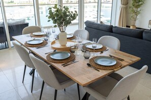 3 bedrooms - Serene 3-bedroom With Waterfront Marina Views in Palm Jumeirah (Dubai)