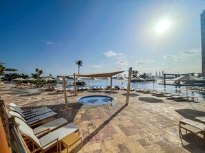 3 bedrooms - Serene 3-bedroom With Waterfront Marina Views in Palm Jumeirah (Dubai)