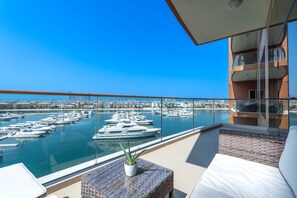 3 bedrooms - Serene 3-bedroom With Waterfront Marina Views in Palm Jumeirah (Dubai)