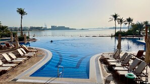3 bedrooms - Serene 3-bedroom With Waterfront Marina Views in Palm Jumeirah (Dubai)