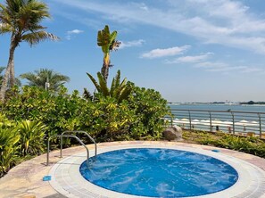 3 bedrooms - Serene 3-bedroom With Waterfront Marina Views in Palm Jumeirah (Dubai)