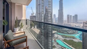 A balcony with a view of the Burj Khalifa and surrounding buildings. - Luxurious 3-bedroom Apartment in Downtown Near Burj Khalifa in Dubai Mall (Dubai)