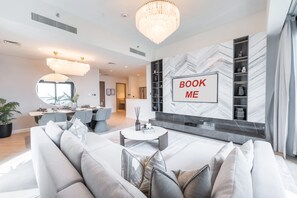 3 bedrooms - Luxurious 3-bedroom Apartment in Downtown Near Burj Khalifa in Dubai Mall (Dubai)