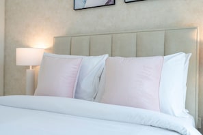 2 bedrooms - Beautiful 2-br Flat in Downtown Luxury City Living at Its Best (Dubai)