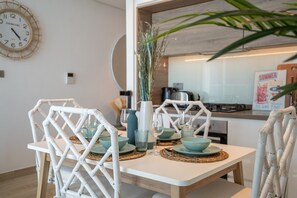 House - Charming Minimalist Studio Perfect for 4 in Dubai Marina (Dubai)