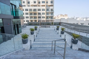1 bedroom - Gracious 1-bedroom With City View at Square Tower in JVC (Dubai)