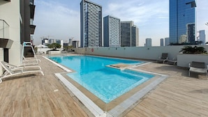 Une piscine sur le toit offrant une vue sur les gratte-ciel.