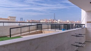 Eine Dachterrasse mit freiem Blick auf die Stadtlandschaft, darunter mehrere Wolkenkratzer.