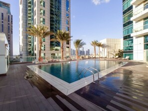 Apartment - Sophisticated 1-bedroom With Skyscrapers View at Botanica Tower (Dubai)