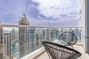 Apartment - Sophisticated 1-bedroom With Skyscrapers View at Botanica Tower (Dubai)