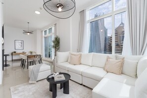 Apartment - Sophisticated 1-bedroom With Skyscrapers View at Botanica Tower (Dubai)
