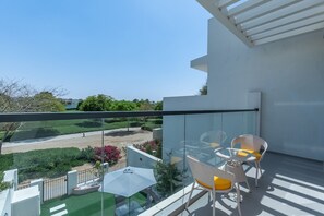 Apartment - Cozy Stylish 3-bedroom Villa at Damac Hills With Golf Course View (Dubai)