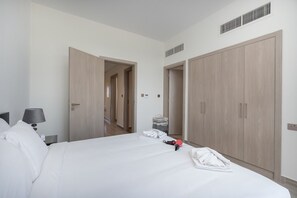 Apartment - Cozy Stylish 3-bedroom Villa at Damac Hills With Golf Course View (Dubai)